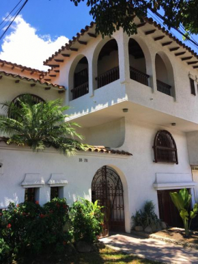 Гостиница Oasis en el centro de Medellin  Медельин